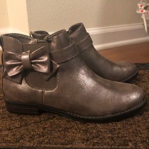 Girl’s metallic booties
